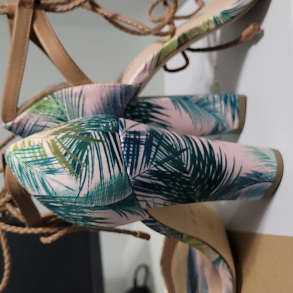 Heels - Picture 5 of 6